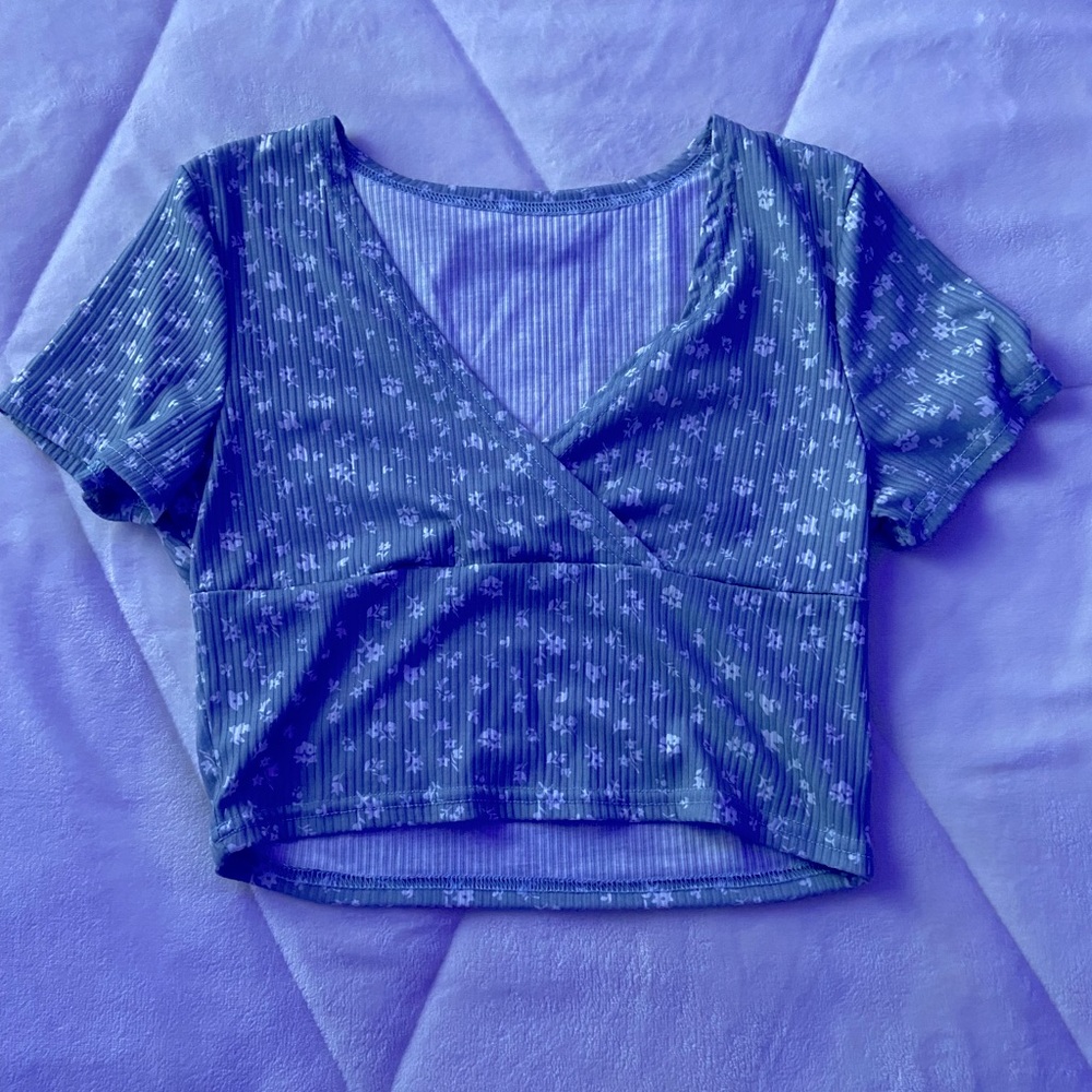 FLORAL V-NECK CROPPED T